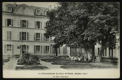 La Pouponneraie du parc St-Paul. La Cour intérieure à Chaville