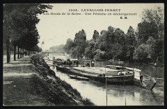 Les Bords de la Seine - Une péniche en déchargement à Levallois-Perret