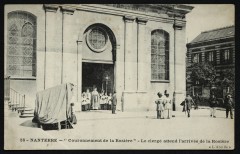 Fête du couronnement de la Rosière. Le clergé attend la lauréate. à Nanterre