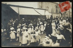 Fête du couronnement de la Rosière. Le cortège. -
																					92000 Nanterre
																			