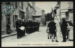 Les pompiers. Salut au drapeau. à Nanterre