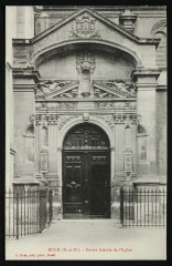 Entrée latérale de L'Eglise à Rueil-Malmaison