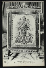 Château de la Malmaison. Ecran brodé par l'Impératrice Joséphine. Gaine et Meubles, Salon de réception à Rueil-Malmaison