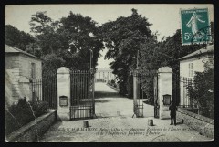 Château de la Malmaison (Seine-et-Oise). - Ancienne Résidence de l'Empereur et de l'Impératrice Joséphine ; L'Entrée. à Rueil-Malmaison
