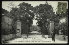 Château de la Malmaison - Ancienne Résidence de l'Empereur Napoléon 1er et de l'Impératrice Joséphine ; L'Entrée principale et Grille d'honneur. à Rueil-Malmaison