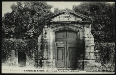 Grand portail du Petit Château à Sceaux