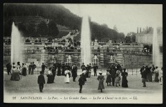 Carte postale ancienne Le Parc. - Les Grandes Eaux. - Le Parc. - Le Fer à Cheval vu de face
                                                                     à Saint-Cloud
                                