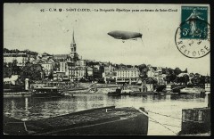 Le Dirigeable "République"passe au-dessus de Saint-Cloud à Saint-Cloud