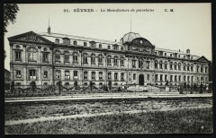 Carte postale ancienne La Manufacture de porcelaine
                                                                     à Sèvres
                                