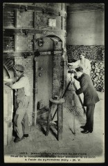 Manufacture Nationale de Sèvres - Prise de la température d'un four pendant la cuisson à l'aide du pyromètre Féry -
																					92310 Sèvres
																			