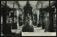 Manufacture Nationale de Sèvres - Galerie du premier étage réservée aux terres cuites, faïences, poterie vernissées, grès. Au 1er plan Vierge de Della-Robla -
																					92310 Sèvres
																			