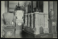 Manufacture Nationale de porcelaine de Sèvres - Musée Céramique : Poèle représentant "La bastille" offert à la Convention Nationale par Olivier ; au fond, vase "Ronde d'Enfants", d'après le modèle de Dalou -
																					92310 Sèvres
																			