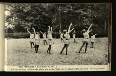 Preventorium "Les Peupliers". Danses gymniques. à Sèvres