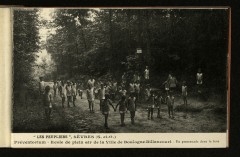 Preventorium- Ecole de plein-air. Promenade dans le bois. à Sèvres