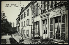 L'Hôpital de Sèvres -
																					92310 Sèvres
																			