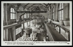 Atelier de fabrication de grandes pièces par le procédé du coulage à Sèvres