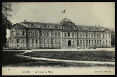 La Façade du Musée -
																					92310 Sèvres
																			