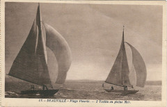 Deauville-Fr-14-Cpa-La Plage fleurie-2 Yachts en pleine Mer-01