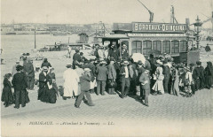 Ll 73 - Bordeaux - Attendant le Tramway à Bordeaux