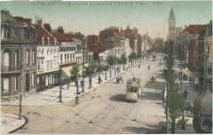 Calais Le Boulevard Jacquard et l'Hotel de Ville à Calais