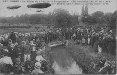 Carte postale ancienne La Revue du 14 Juillet à Longchamps - Les Dirigeables Ville de Nancy et République défilent en tête des Troupes
                                                                     à Paris 16e
                                