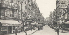 Carte postale ancienne Montmartre - La Rue Lepic
                                                                     à Paris 18e
                                