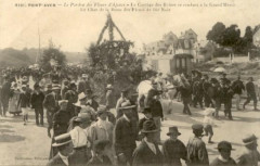 Le Pardon des Fleurs d'Ajoncs - Le Cortège des Reines se rendant à la Grand Messe - Le Char de la Reine des Fleurs de Blé Noir