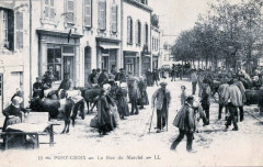Pont-Croix La rue du marché vers 1910