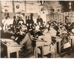 1918. écoliers réfugiés dans les caves Mumm à Reims -
													France
												