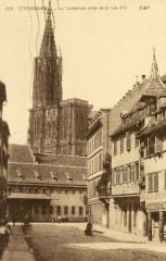 Strasbourg-La cathédrale prise de la rue d'Or