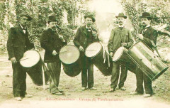 Tambourinaires d'Aix dont un tambourin en cuivre