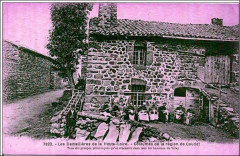 Dentellières en couvine devant a maison de la béate