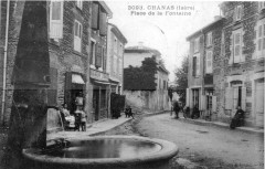 Chanas, place de la fontaine en 1908, p 42 de L'Isère les 533 communes - Levenq et Cottin -
													38 Isère
												