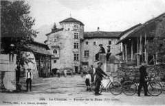 Le Cheylas, ferme de la Tour, Xv siècle, en 1906, p 53 de L'Isère les 533 communes - Conrtin éditeur, 1 rue de Thier, Grenoble