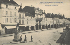 La Grande Rue à Remiremont avec les arcades et la statue du Volontaire -
													88 Vosges
												