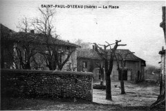 Saint-Paul-d'Izeaux, la place, 1910, p221 de L'Isère les 533 communes -
													38 Isère
												