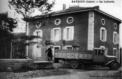Sardieu, la laiterie, vers 1930, p237 de L'Isère les 533 communes - Merlin phot édit La Cote St André -
													38 Isère
												
