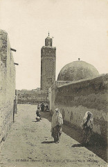 Oujda Rue arabe et minaret de la mosquée