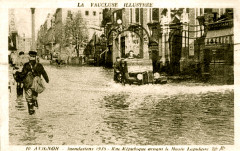 Avignon inondation 1935 rue de la République devant musée lapidaire
