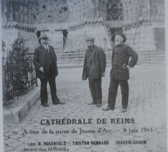 Tristan Bernard devans la cathédrale