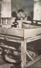 Dieulefit Potier en train de tourner -
													26 Drôme
												