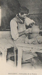 Dieulefit Potier sur son tour -
													26 Drôme
												