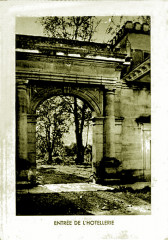 Beaumes entrée de l'Hôtellerie du château Fortia