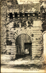 Buoux Porte de la Cour d'honneur du Chateau