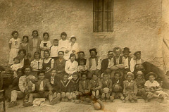 Caseneuve 1920 après la messe -
													84 Vaucluse
												