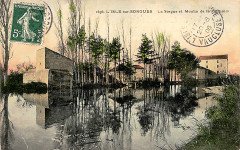 L'Isle-sur-la-Sorgue La Sorgue et le moulin de la Pyramide