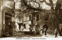 Saignon Place de la Fontaine -
													84 Vaucluse
												