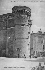 Gordes place du chateau