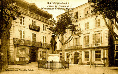 Arles Place du Forum -
													13 Bouches du Rhône
												