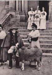 Les Baux sortie de la messe des bergers